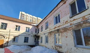 В Оренбурге жители аварийного дома с обрушающимся потолком и трещинами в стенах боятся ложиться спать