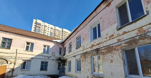 В Оренбурге жители аварийного дома с обрушающимся потолком и трещинами в стенах боятся ложиться спать