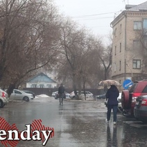 Первый весенний дождь смывает остатки зимы с улиц Оренбурга