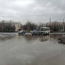 В Оренбурге дорогу не поделили пассажирский автобус и иномарка