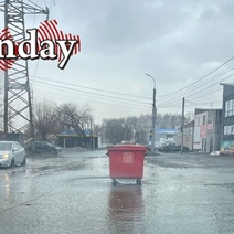 Одинокий мусорный бак дрейфует по волнам и ищет, где пришвартоваться