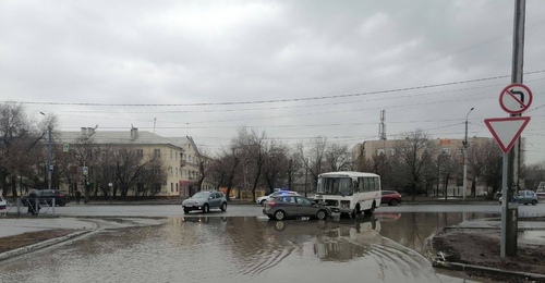 В Оренбурге дорогу не поделили пассажирский автобус и иномарка