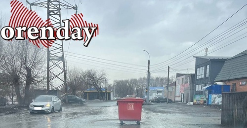 Одинокий мусорный бак дрейфует по волнам и ищет, где пришвартоваться