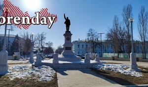 В Оренбурге штукатурка в сквере им Ленина сошла вместе со снегом