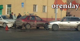 Три автомобиля столкнулись в Промышленном районе Оренбурга