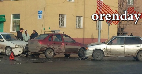 Три автомобиля столкнулись в Промышленном районе Оренбурга