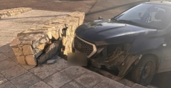 В Оренбурге в результате ДТП автомобиль Datsun протаранил лестницу отдела полиции