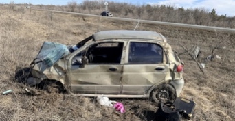 На трассе под Оренбургом автомобиль опрокинулся в кювет, пострадала пожилая пассажирка