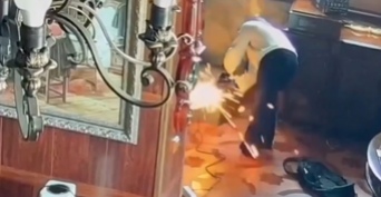 В Оренбурге девочка открыла дверь незнакомке, которая болгаркой вскрыла сейф