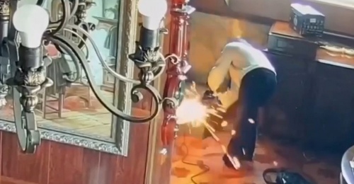 В Оренбурге девочка открыла дверь незнакомке, которая болгаркой вскрыла сейф