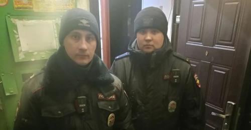 Забыл ужин на плите: в Орске полицейские спасли подростка из запертой задымлённой квартиры