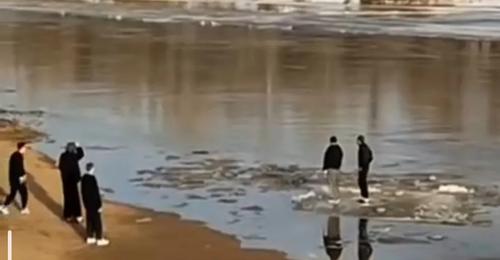 Подростки в Оренбурге едва не уплыли по реке на отколовшейся льдине