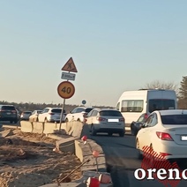 У строящейся развязки в Оренбурге завалилось дорожное ограждение