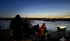 В Адамовском районе местные жители отправились к роднику за водой и оказались отрезанными от цивилизации