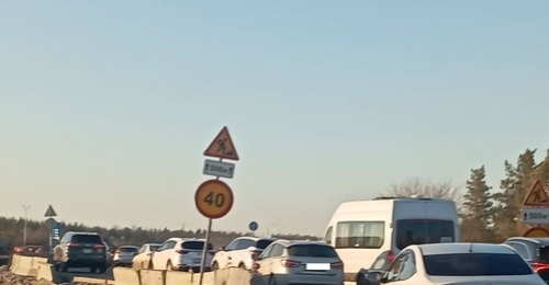 У строящейся развязки в Оренбурге завалилось дорожное ограждение