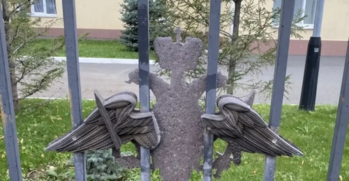 Покусился на двуглавого орла: в Оренбурге осудят юношу за вандализм