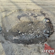 Таксисты Оренбурга из-за дырявого асфальта не хотят заезжать во дворы многоэтажек