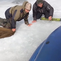 Мотособака утонула, а рыбаков спасли: на Ириклинском водохранилище под мужчинами треснул лед