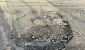 Таксисты Оренбурга из-за дырявого асфальта не хотят заезжать во дворы многоэтажек