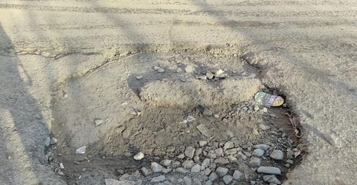 Таксисты Оренбурга из-за дырявого асфальта не хотят заезжать во дворы многоэтажек