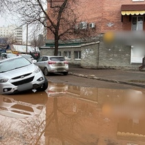 В Оренбурге под автомобилем разверзлась земля