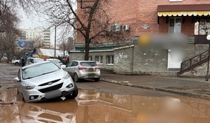 В Оренбурге под автомобилем разверзлась земля