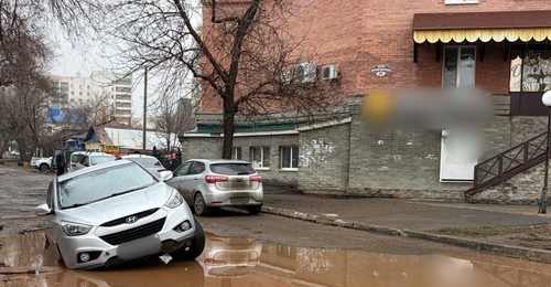 В Оренбурге под автомобилем разверзлась земля