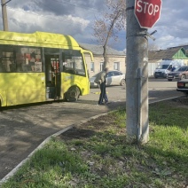 В Оренбурге на перекрестке улиц Комсомольской и Невельской произошло столкновение легкового автомобиля и автобуса