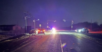 В Оренбуржье в стоящий на обочине автомобиль влетел ВАЗ