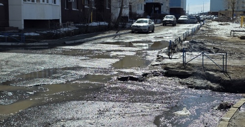 «Отремонтированная» дорога во дворе Оренбурга растаяла вместе со снегом — жители просят защиты у ЛДПР