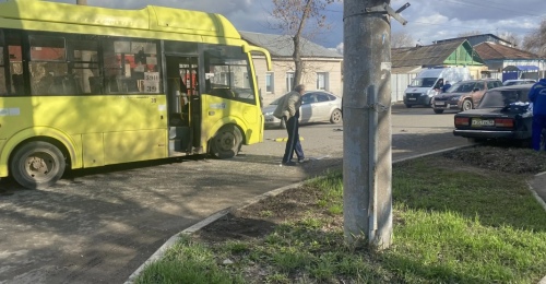 В Оренбурге на перекрестке улиц Комсомольской и Невельской произошло столкновение легкового автомобиля и автобуса