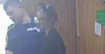 В Орске 18-летняя барышня возле администрации катала парня на капоте