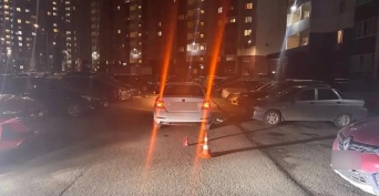 В Оренбурге во дворе дома 54-летняя женщина сбила на автомобиле Škoda Octavia пятилетнего велосипедиста