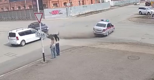 В Бузулуке легковой автомобиль протаранил транспорт сотрудников Росгвардии