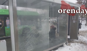 В Оренбурге, наконец, заменят разбитые стекла на остановках