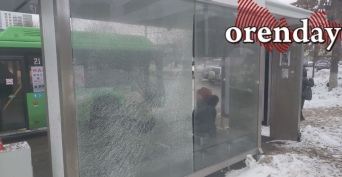 В Оренбурге, наконец, заменят разбитые стекла на остановках