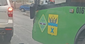 В Оренбурге на улице Терешковой не смогли разъехаться автобус и Subaru