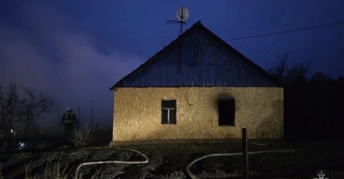 Во время пожара в Переволоцком районе погибли подросток и женщина (18+)