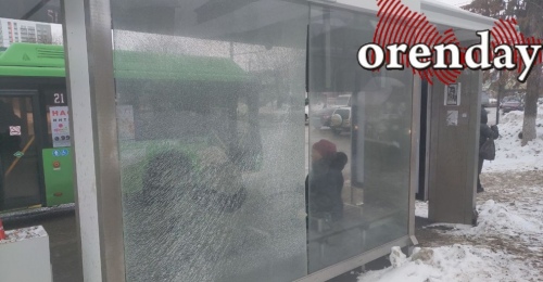 В Оренбурге, наконец, заменят разбитые стекла на остановках