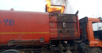 В Бугуруслане загорелись отходы в кузове мусоровоза