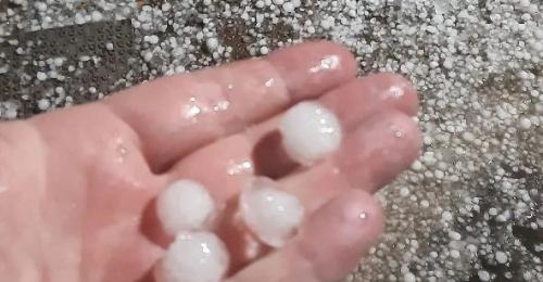 В Оренбурге бушевала непогода: град размером с ноготь, потопы и темнота