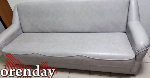 Борьба за спальное место: в Оренбуржье мужчина разбудил женщину, уснувшую на его диване, пуфиком по голове