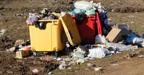 Жители Нижней Павловки жалуются на горы мусора у церкви