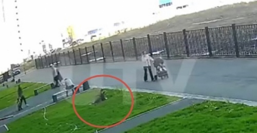 В Оренбурге ребенок провалился в люк возле многоэтажки