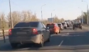 Каждое утро оренбуржцы гадают, сколько они простоят в пробке из-за ремонтируемого моста через Урал