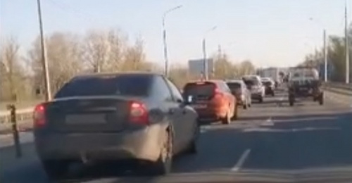Каждое утро оренбуржцы гадают, сколько они простоят в пробке из-за ремонтируемого моста через Урал