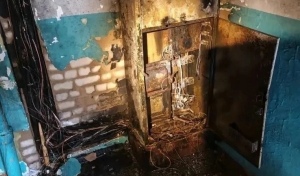 В Оренбурге во время пожара жильцов выводили на улицу через окно на третьем этаже