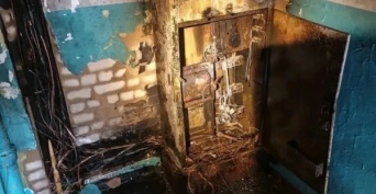 В Оренбурге во время пожара жильцов выводили на улицу через окно на третьем этаже