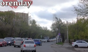 Оренбург не отпускают заторы, город снова встал в пробках