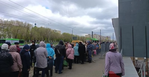 В Оренбурге к автобусам, направляющимся к кладбищу, образовались  очереди